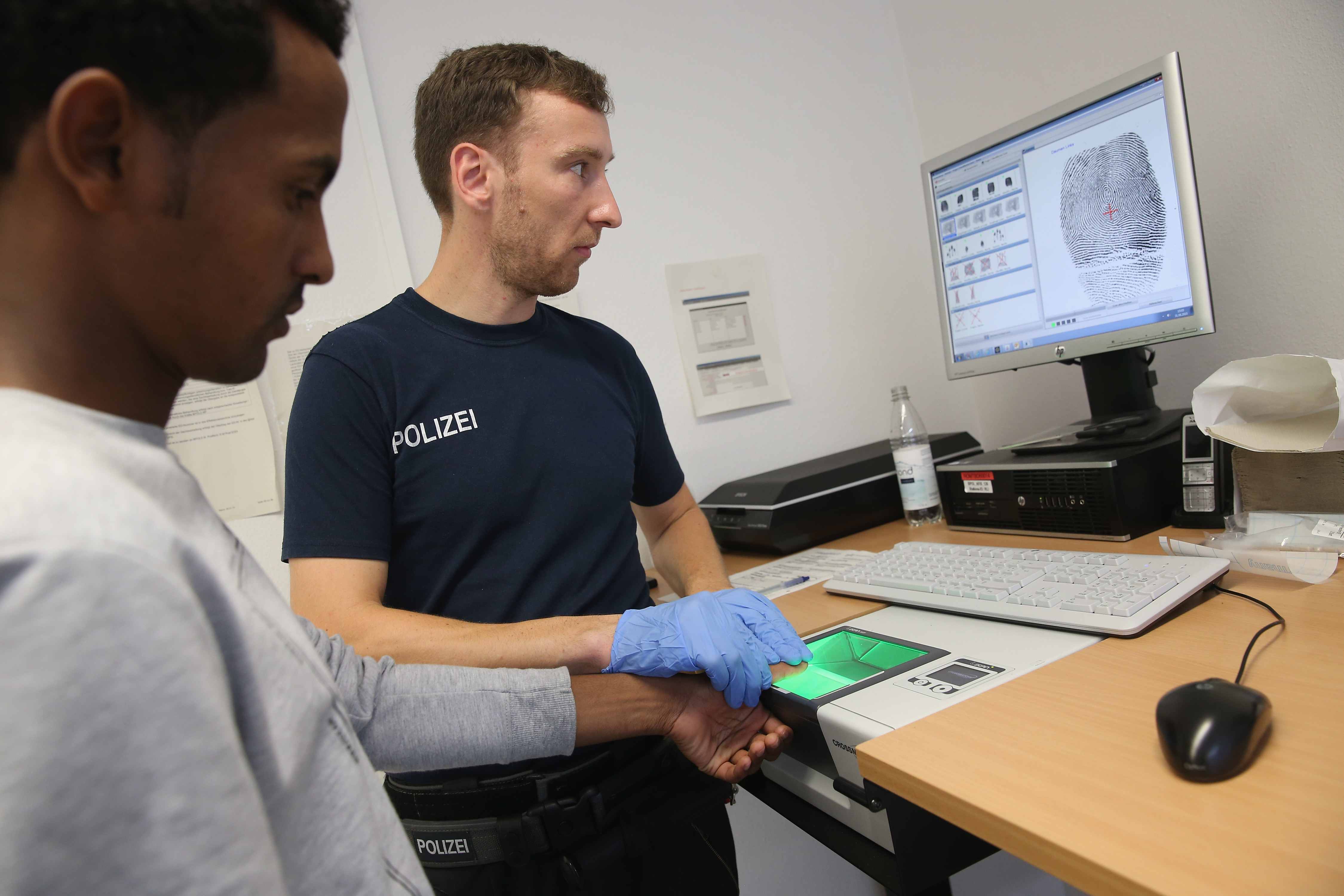 16 Monate nach Flüchtlingswelle: „Fingerabdrucksystem funktioniert endlich“ – Bis zu 12-fach Registrierungen, Millionenschaden angerichtet