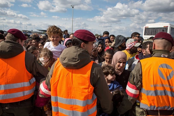 Schlagstock und Helm-Verbot: Darum regelt Österreichs Heer Flüchtlingsstrom mit bloßen Händen