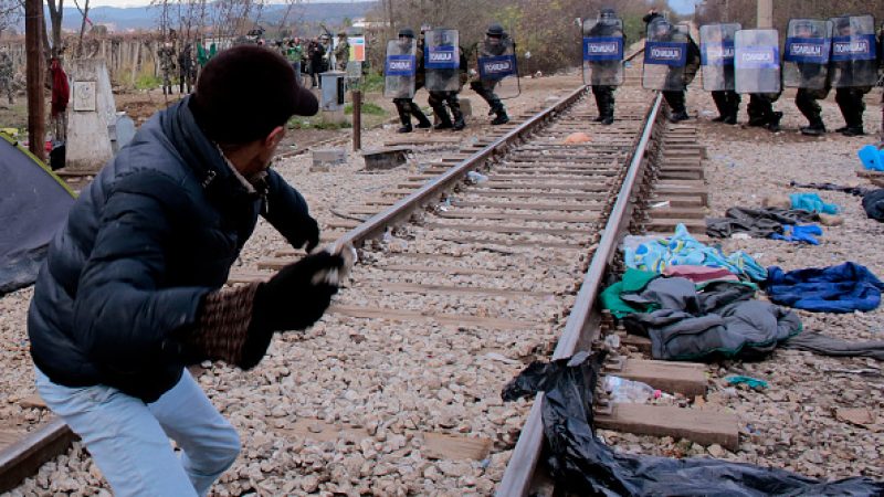 Kampf an Mazedoniens Grenze: Migranten warfen Steine auf Polizei