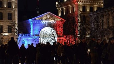 Muslime schützen Weihnachtsgottesdienste in Frankreich