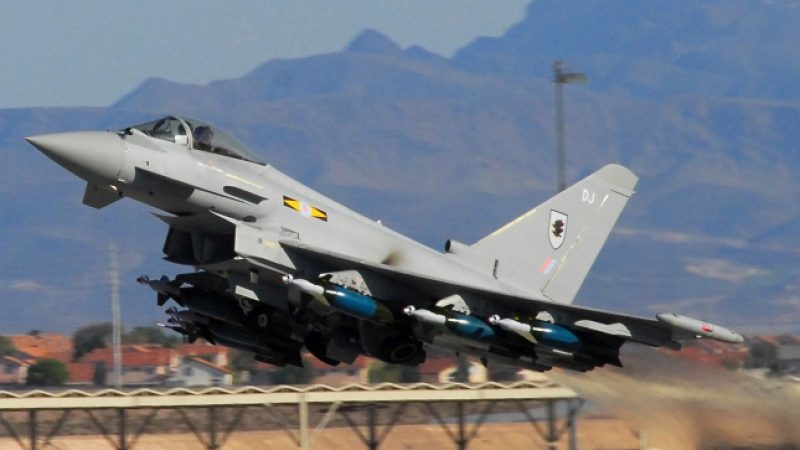 Großbritannien fliegt erstmals Luftangriffe gegen IS in Syrien