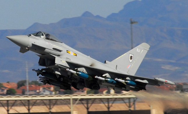 Großbritannien fliegt erstmals Luftangriffe gegen IS in Syrien