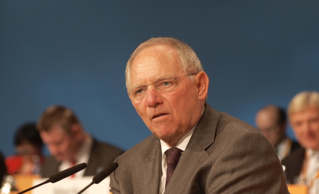 Schäuble sieht sich als wichtigen Unterstützer von Merkel