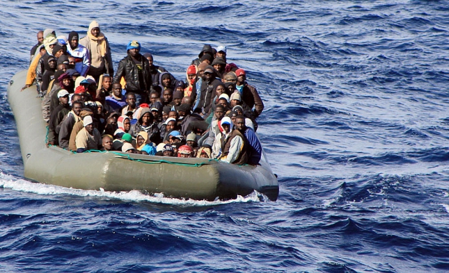 Deutsches Marineschiff rettet im Mittelmeer 121 Menschen