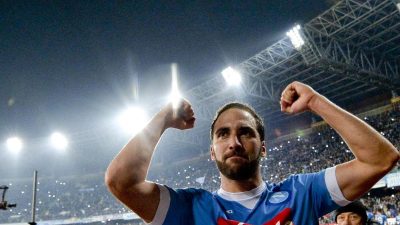 Higuain lässt Napoli von Maradona-Ära träumen