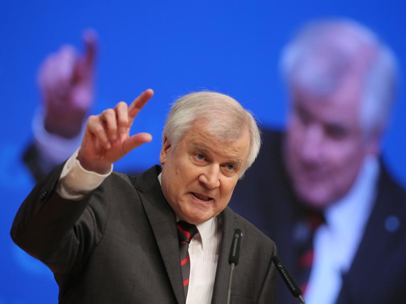 Seehofer zweifelt an Sanktionen gegen Russland