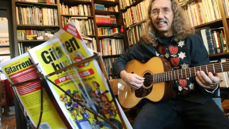 „Gitarrenlehrer der Nation“ – Peter Bursch und sein Kultbuch