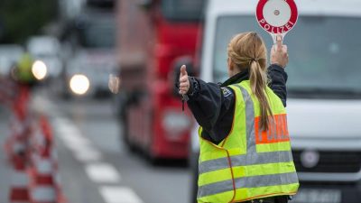 CSU will Flüchtlinge ohne Papiere abweisen