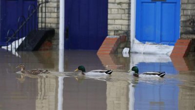 Lage in britischen Hochwassergebieten entspannt sich