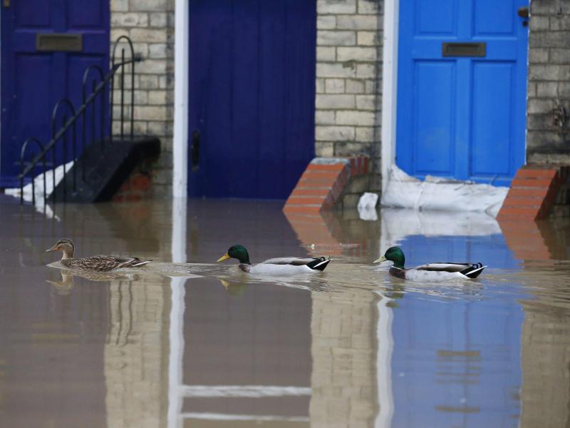 Lage in britischen Hochwassergebieten entspannt sich