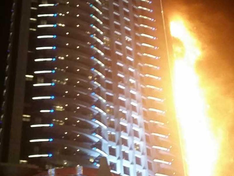 Hochhaus in Dubai steht in Flammen
