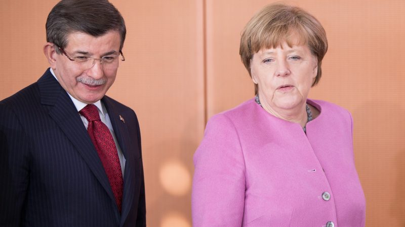 Live: Kanzlerin Merkel und der türkische Ministerpräsident Davutoğlu – Pressekonferenz in Berlin