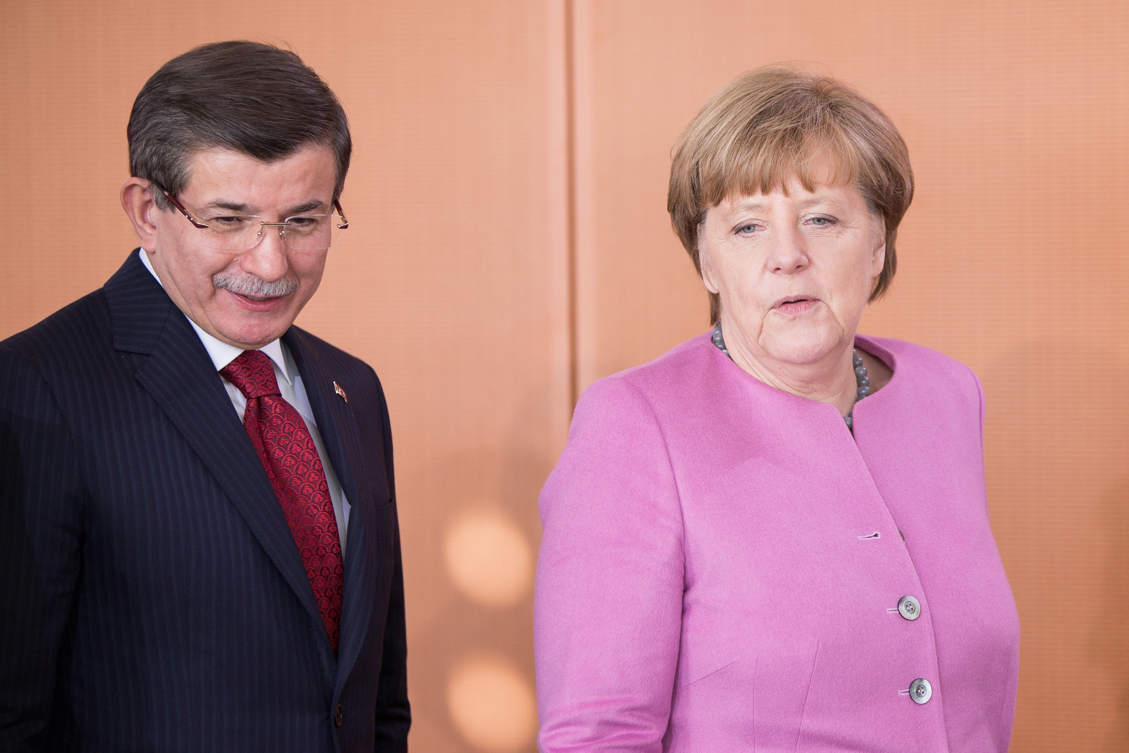 Live: Kanzlerin Merkel und der türkische Ministerpräsident Davutoğlu – Pressekonferenz in Berlin