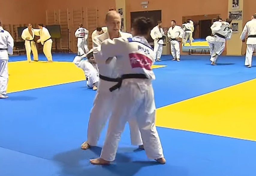 Putins neuer PR-Gag? So legte diese russische Judoka den Präsidenten flach (Video)
