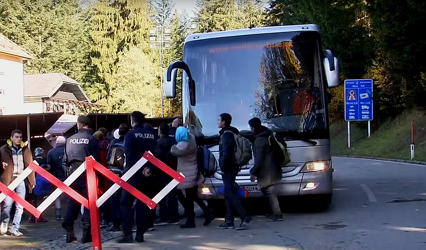 Live im Stream: Landrat Dreier zieht mit überzähligen Flüchtlingen vor das Kanzleramt