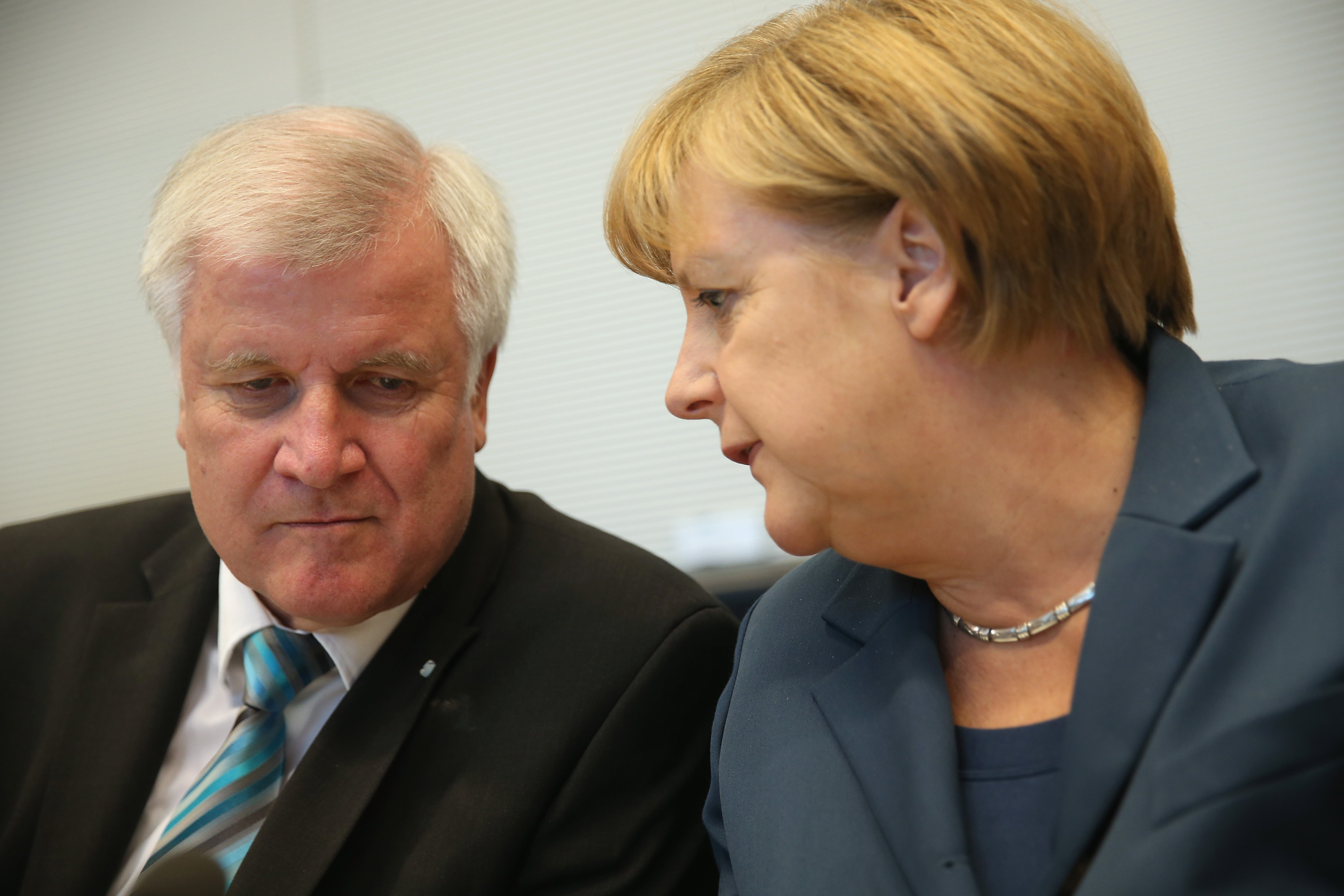 Trotzt Uneinigkeit im Asylstreit auf Kuschelkurs: Merkel und Seehofer treten gemeinsam im Bierzelt auf