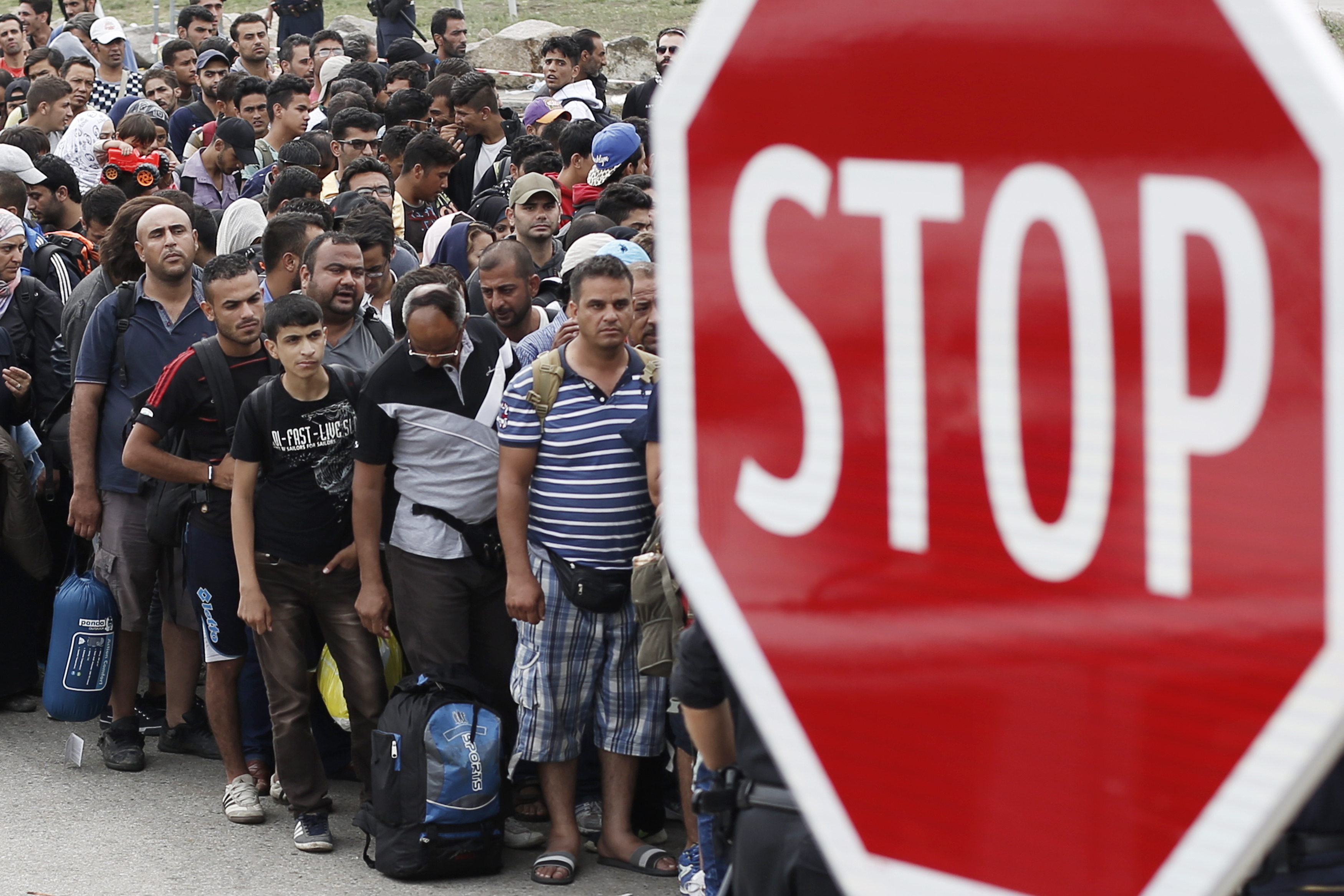 Merkel lehnt Seehofers Flüchtlingsobergrenze von 200 000 Menschen ab