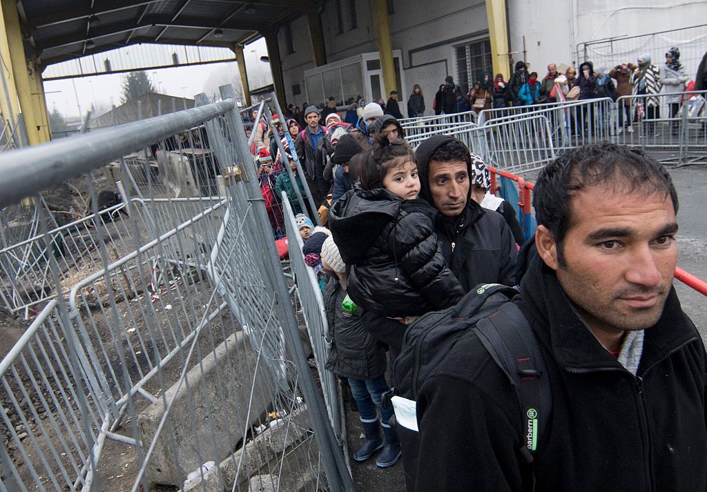 FPÖ-Anfrage enthüllt: 92.000 Migranten zu viel – Österreichs Obergrenze in 2016 längst gesprengt