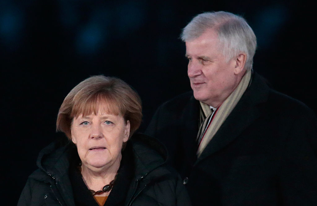Flüchtlingspolitik: SPD warnt Seehofer vor Verfassungsklage gegen Merkel