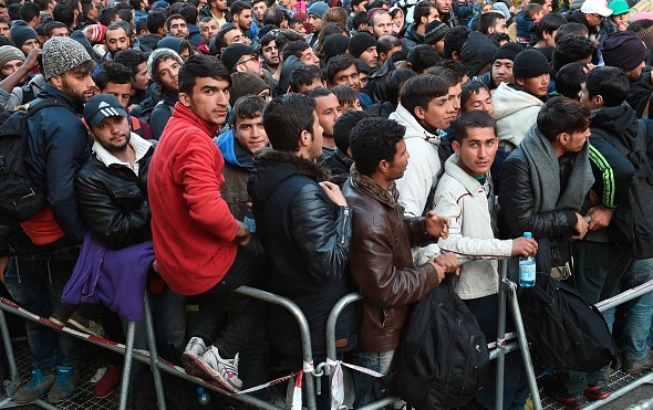 Bei Flüchtlingen aus Ländern mit IS-Hochburgen – Verfassungsschutz will bei Asylverfahren mehr mithören