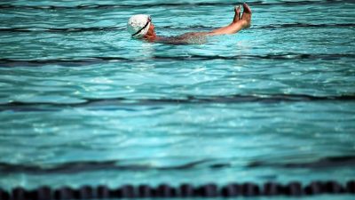 Nackter Saunagast sprüht Pfefferspray im Schwimmbad