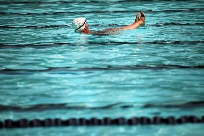 Nackter Saunagast sprüht Pfefferspray im Schwimmbad