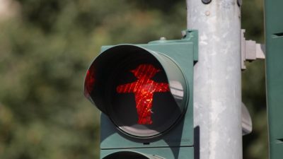 Bericht: Verkehrswacht für höhere Bußgelder bei Rotlichtverstößen