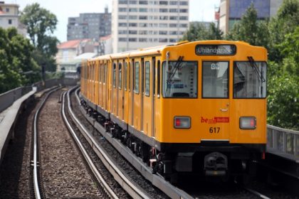 Jugendliche schubsen in Berlin-Kreuzberg zwei Männer auf U-Bahngleise – Opfer im Krankenhaus