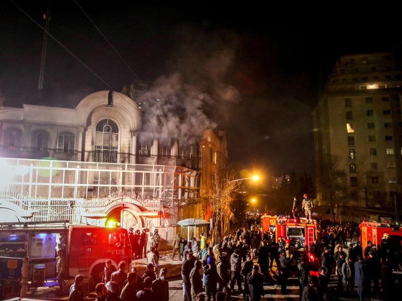 Demonstranten greifen saudische Botschaft in Teheran an