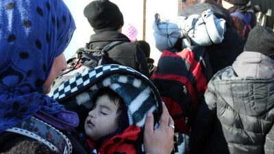 Trotz Wintereinbruch Tausende Flüchtlinge auf Balkanroute