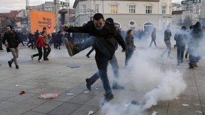 Tausende Kosovaren fordern Rücktritt der Regierung