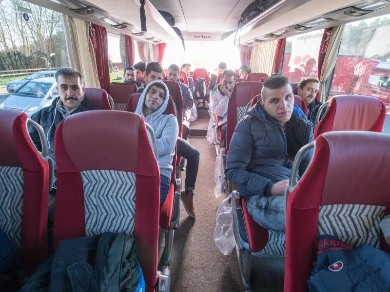 Landrats „Verzweifelungsaktion“: Flüchtlinge kommen in Berlin an – Mehrere würden wieder zurückfahren