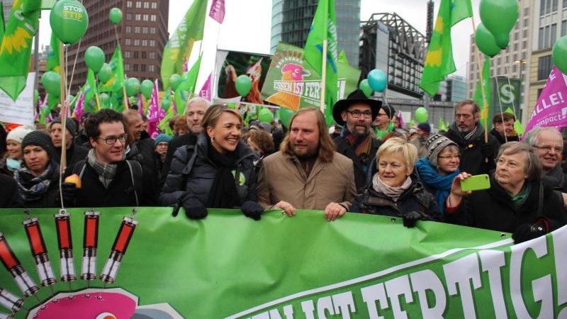 „Wir haben es satt“ und „Wir machen Euch satt“ – Grüne Woche in Berlin
