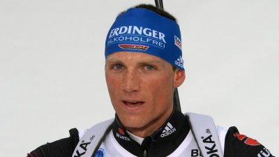 Erik Lesser stürmt im Massenstart zum Sieg