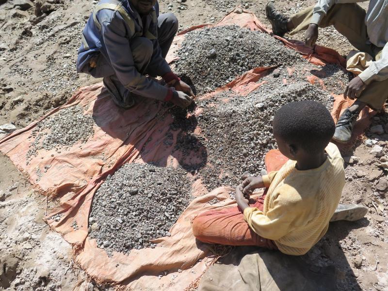 Für Smartphone und Laptop: Kinderarbeit in Kobaltminen