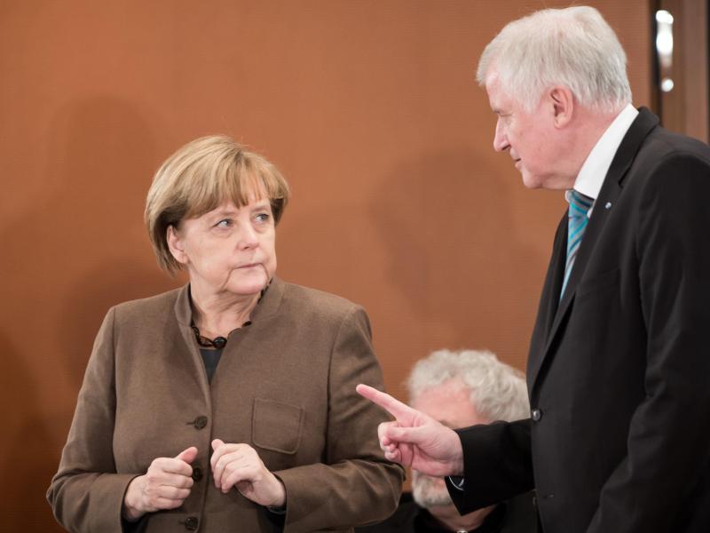 Seehofer fordert von Merkel Kurswechsel binnen weniger Wochen