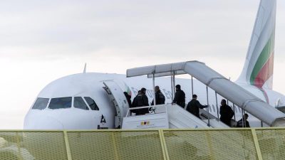 Widerstand oder plötzlich krank: Mehr als 600 Abschiebungen scheiterten „Last Minute“