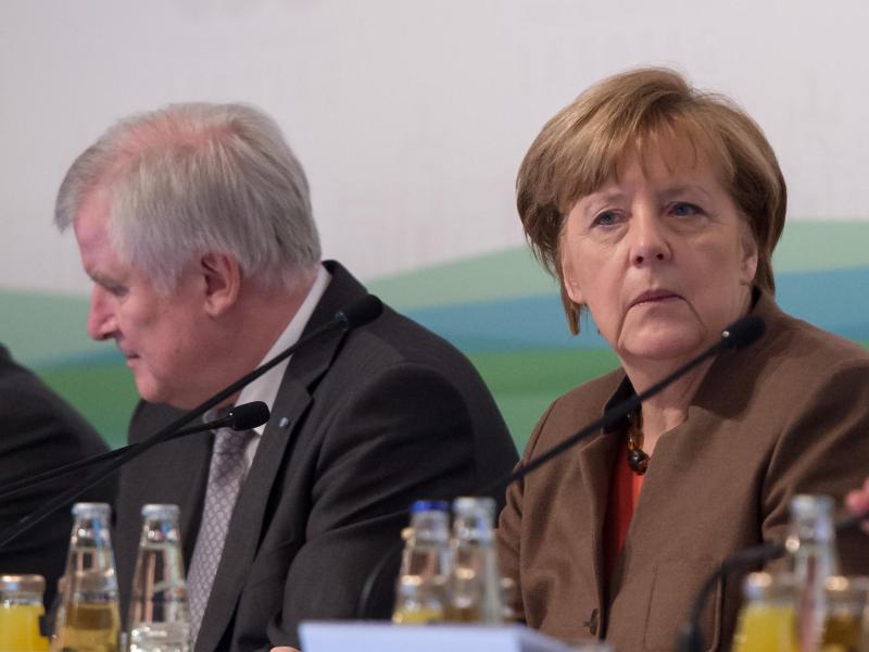 Merkels unbefristete Grenzöffnung: Tiefe Gräben zwischen Merkel und Seehofer