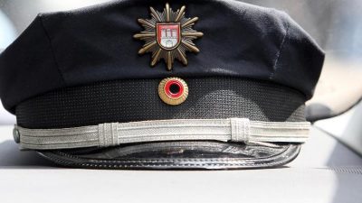 Waffenlager und NS-Devotionalien bei Polizist gefunden