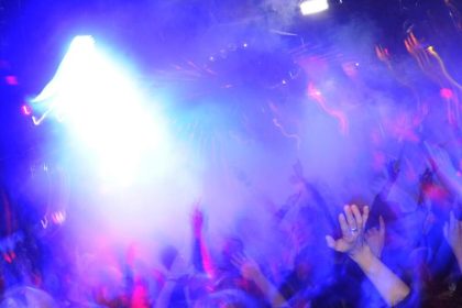 “Allahu Akbar”: Eine Gruppe Asylbewerber geht mit Stangen, Steinen und Messer auf Disko-Besucher los