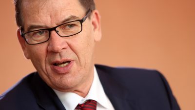 Entwicklungsminister Müller kündigt Siegel für faire Kleidung für 2019 an