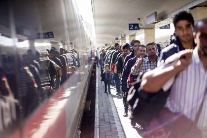 Wiener HBF: “Trotz aktueller Terrorwarnungen kein einziger Polizist, dafür Dutzende neu eingetroffene Migranten”