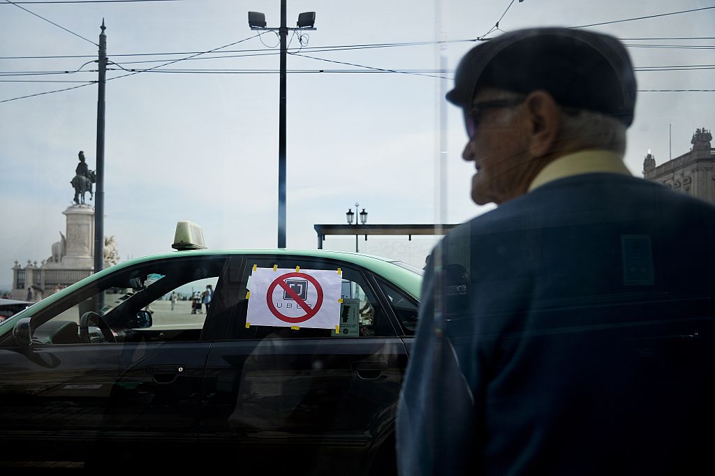 Taxifahrten für Asylanten empören Rentnerverband: „Selbstherrliche Entscheidung der Behörden“