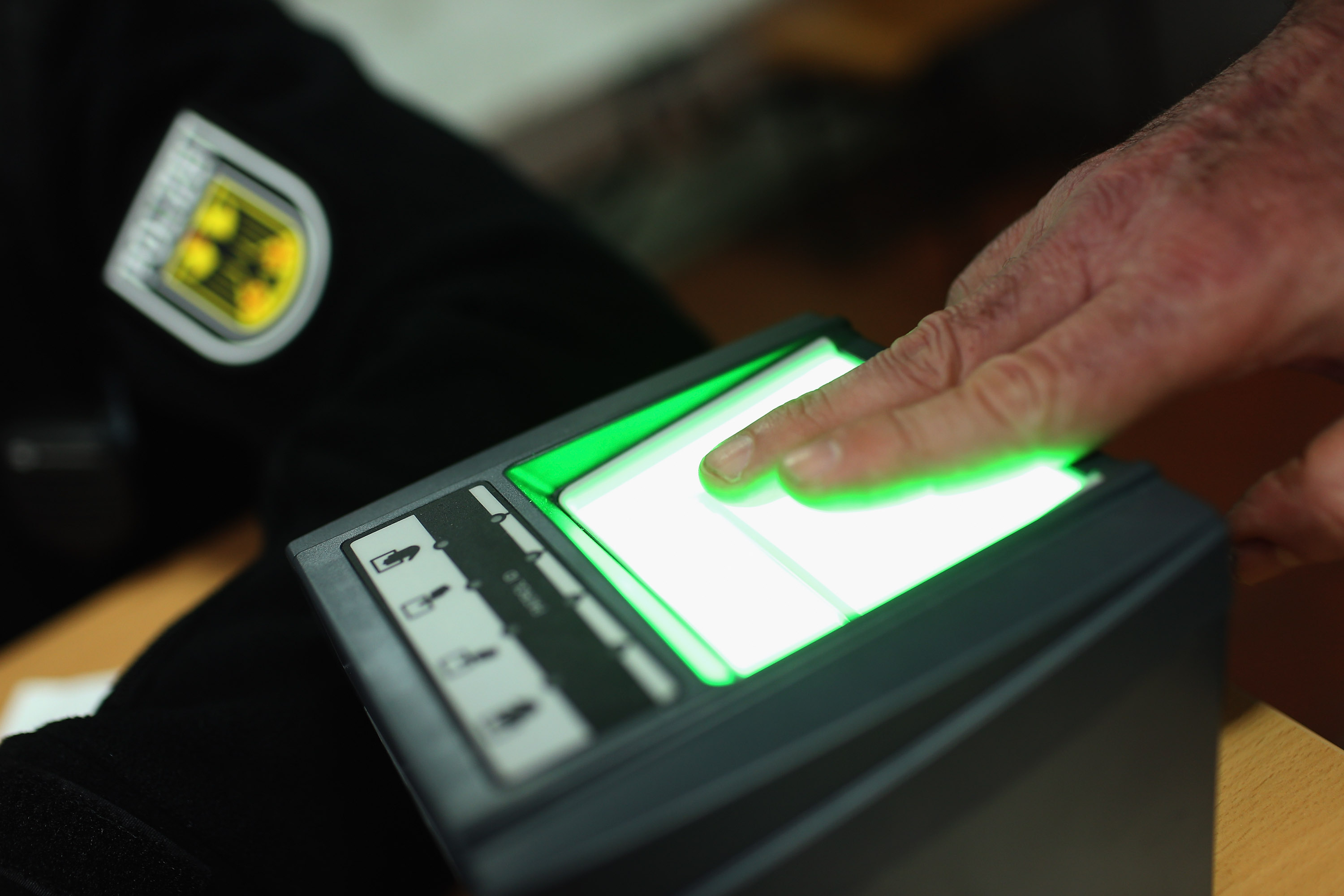 Spielfeld Polizei nimmt tausende Fingerabdrücke und löscht sie gleich wieder Spielfeld Polizei nimmt tausende Fingerabdrücke und löscht sie gleich wieder