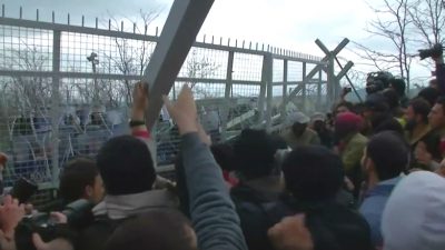 Eskalation in Mazedonien: Migrantensturm auf Grenzzaun – Polizei setzt Tränengas ein