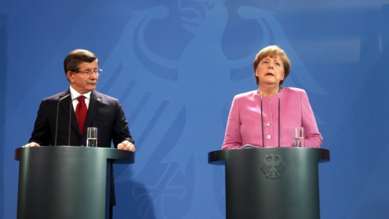 Merkel und Davutoglu für Nato-Beteiligung bei Kampf gegen Schlepper