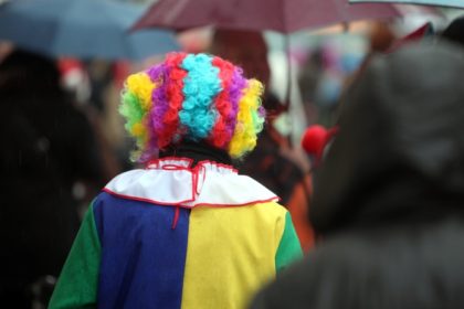 Tragisches Ende eines Horror-Clowns: Dorfbewohner jagen verkleideten Studenten in den Tod