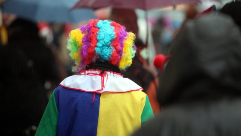 Tragisches Ende eines Horror-Clowns: Dorfbewohner jagen verkleideten Studenten in den Tod