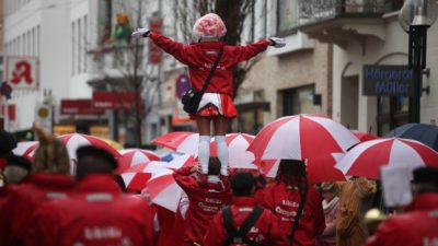 Kölner Rosenmontagszug mit Einschränkungen gestartet