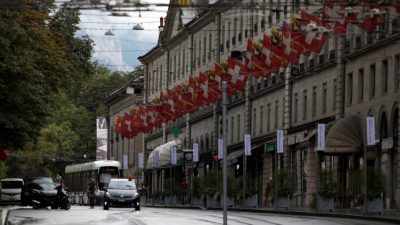 Erste Trendrechnung: Schweizer lehnen schärferes Ausländerrecht ab